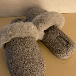 Koolaburra by Uggs Women's Gray Fuzzy Shearling Slide Slippers size 22